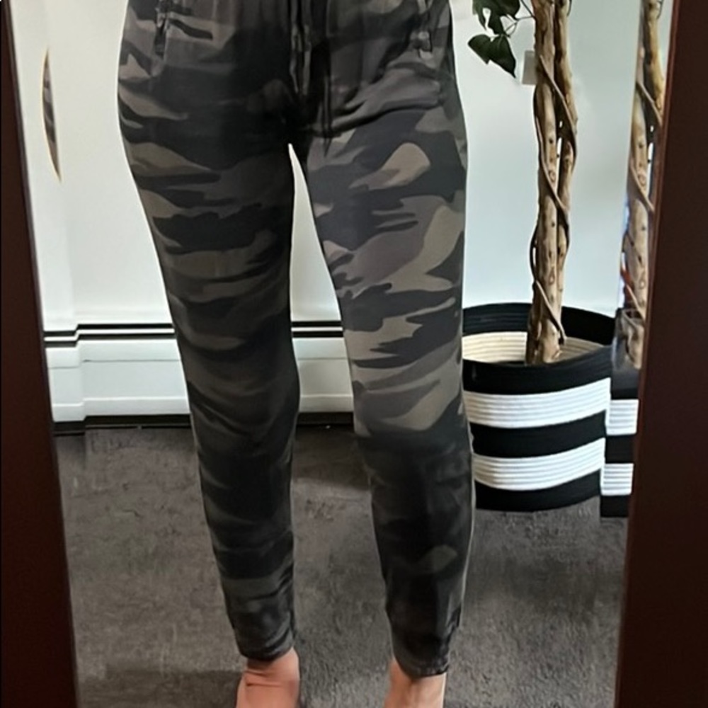 Nicole Miller lounge Pants Sz Med EUC.  6-0223. Camo